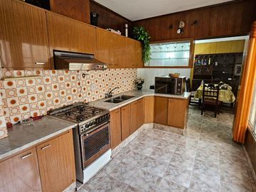 Casa de 2 pisos en venta, ambientes amplios, 4 dormitorios - barrio Arroyito.