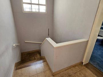 Casa de 2 pisos en venta, ambientes amplios, 4 dormitorios - barrio Arroyito.