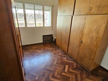 Casa de 2 pisos en venta, ambientes amplios, 4 dormitorios - barrio Arroyito.