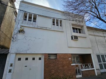 Casa de 2 pisos en venta, ambientes amplios, 4 dormitorios - barrio Arroyito.