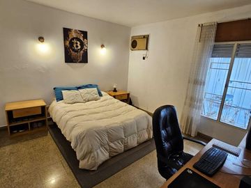 Casa de 2 pisos en venta, ambientes amplios, 4 dormitorios - barrio Arroyito.