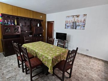 Casa de 2 pisos en venta, ambientes amplios, 4 dormitorios - barrio Arroyito.