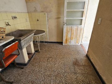 Casa de 2 pisos en venta, ambientes amplios, 4 dormitorios - barrio Arroyito.
