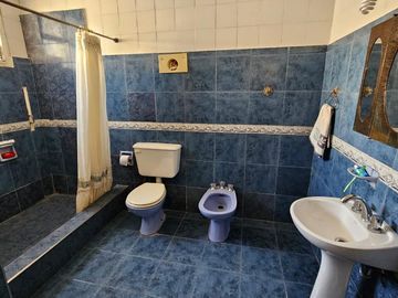 Casa de 2 pisos en venta, ambientes amplios, 4 dormitorios - barrio Arroyito.