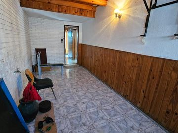 Casa de 2 pisos en venta, ambientes amplios, 4 dormitorios - barrio Arroyito.