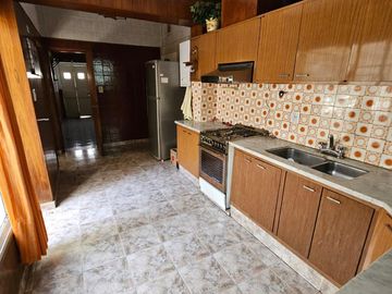 Casa de 2 pisos en venta, ambientes amplios, 4 dormitorios - barrio Arroyito.
