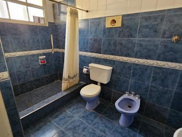 Casa de 2 pisos en venta, ambientes amplios, 4 dormitorios - barrio Arroyito.