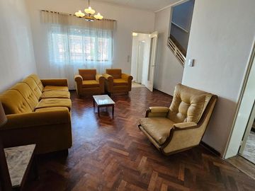 Casa de 2 pisos en venta, ambientes amplios, 4 dormitorios - barrio Arroyito.
