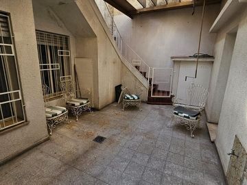 Casa de 2 pisos en venta, ambientes amplios, 4 dormitorios - barrio Arroyito.