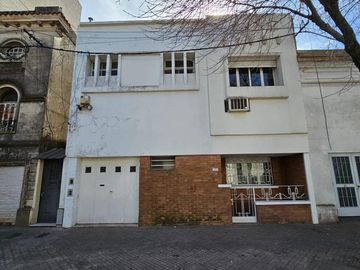 Casa de 2 pisos en venta, ambientes amplios, 4 dormitorios - barrio Arroyito.
