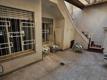 Casa de 2 pisos en venta, ambientes amplios, 4 dormitorios - barrio Arroyito.