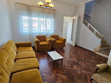 Casa de 2 pisos en venta, ambientes amplios, 4 dormitorios - barrio Arroyito.