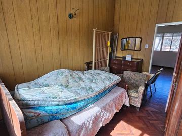Casa de 2 pisos en venta, ambientes amplios, 4 dormitorios - barrio Arroyito.