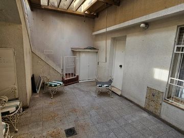 Casa de 2 pisos en venta, ambientes amplios, 4 dormitorios - barrio Arroyito.