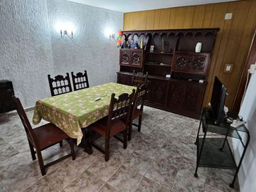 Casa de 2 pisos en venta, ambientes amplios, 4 dormitorios - barrio Arroyito.