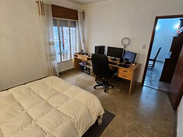 Casa de 2 pisos en venta, ambientes amplios, 4 dormitorios - barrio Arroyito.