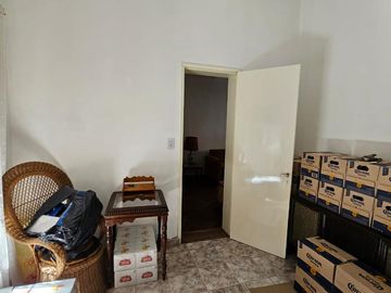 Casa de 2 pisos en venta, ambientes amplios, 4 dormitorios - barrio Arroyito.