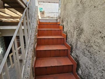 Casa de 2 pisos en venta, ambientes amplios, 4 dormitorios - barrio Arroyito.