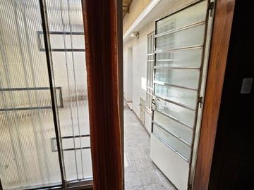 Casa de 2 pisos en venta, ambientes amplios, 4 dormitorios - barrio Arroyito.