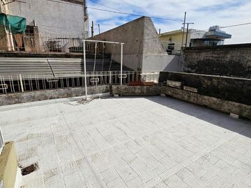 Casa de 2 pisos en venta, ambientes amplios, 4 dormitorios - barrio Arroyito.