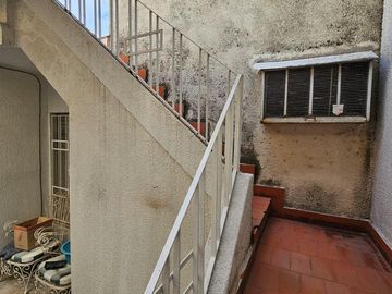 Casa de 2 pisos en venta, ambientes amplios, 4 dormitorios - barrio Arroyito.