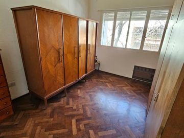 Casa de 2 pisos en venta, ambientes amplios, 4 dormitorios - barrio Arroyito.