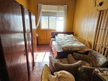 Casa de 2 pisos en venta, ambientes amplios, 4 dormitorios - barrio Arroyito.