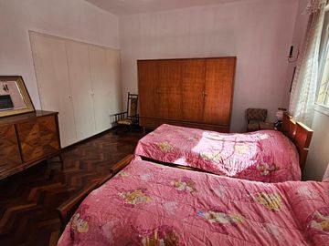 Casa de 2 pisos en venta, ambientes amplios, 4 dormitorios - barrio Arroyito.