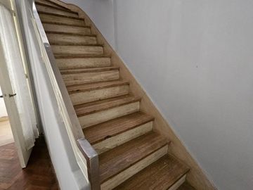 Casa de 2 pisos en venta, ambientes amplios, 4 dormitorios - barrio Arroyito.