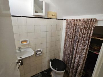 Casa de 2 pisos en venta, ambientes amplios, 4 dormitorios - barrio Arroyito.