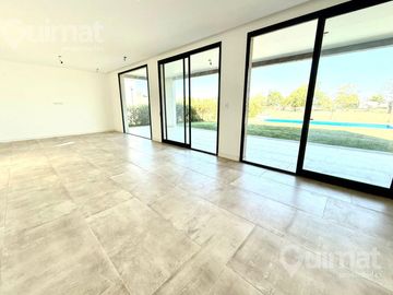 753M2 DE LOTE Casa en El Canton - Golf 90 -  A ESTRENAR, CON PISCINA, 4 AMB, COCINA Y PLAYROOM