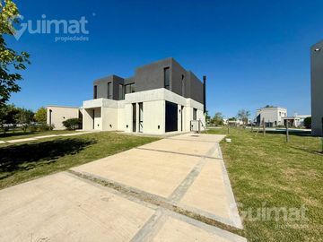 753M2 DE LOTE Casa en El Canton - Golf 90 -  A ESTRENAR, CON PISCINA, 4 AMB, COCINA Y PLAYROOM