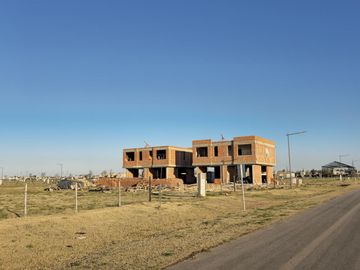 Casa en venta de 2 Dormitorios en Funes Norte. Con Financiacion