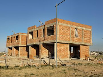Casa en venta de 2 Dormitorios en Funes Norte. Con Financiacion