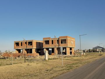 Casa en venta de 2 Dormitorios en Funes Norte. Con Financiacion