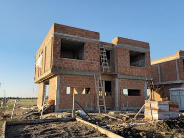Casa en venta de 2 Dormitorios en Funes Norte. Con Financiacion