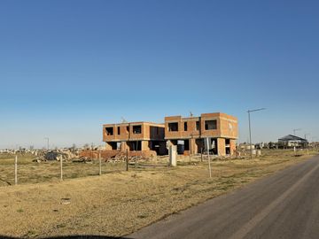 Casa en venta de 2 Dormitorios en Funes Norte. Con Financiacion