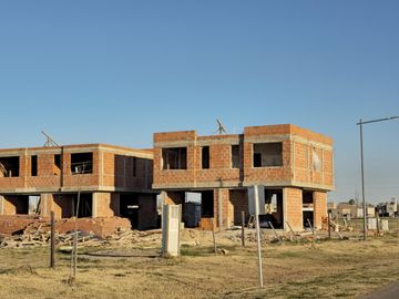 Casa en venta de 2 Dormitorios en Funes Norte. Con Financiacion