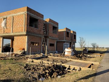 Casa en venta de 2 Dormitorios en Funes Norte. Con Financiacion