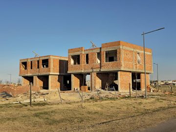 Casa en venta de 2 Dormitorios en Funes Norte. Con Financiacion