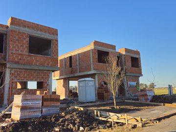 Casa en venta de 2 Dormitorios en Funes Norte. Con Financiacion