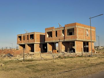 Casa en venta de 2 Dormitorios en Funes Norte. Con Financiacion