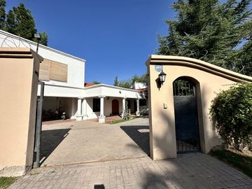 Hermosa Casa en Venta con quincho. Gran terreno, ideal Posada!!!!