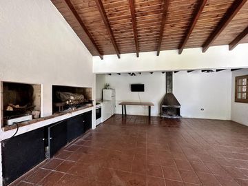 Hermosa Casa en Venta con quincho. Gran terreno, ideal Posada!!!!