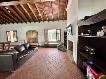Hermosa Casa en Venta con quincho. Gran terreno, ideal Posada!!!!