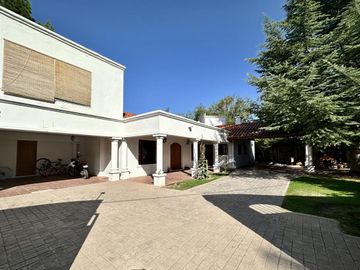 Hermosa Casa en Venta con quincho. Gran terreno, ideal Posada!!!!