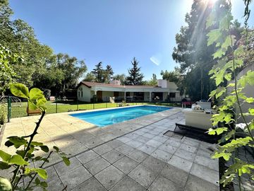 Hermosa Casa en Venta con quincho. Gran terreno, ideal Posada!!!!
