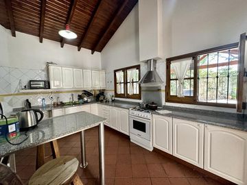 Hermosa Casa en Venta con quincho. Gran terreno, ideal Posada!!!!