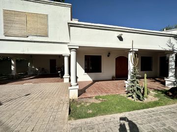 Hermosa Casa en Venta con quincho. Gran terreno, ideal Posada!!!!