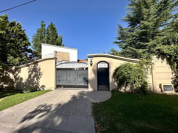 Hermosa Casa en Venta con quincho. Gran terreno, ideal Posada!!!!